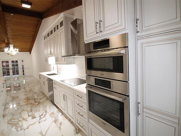 3rd image of 10350 Laurel Ct
