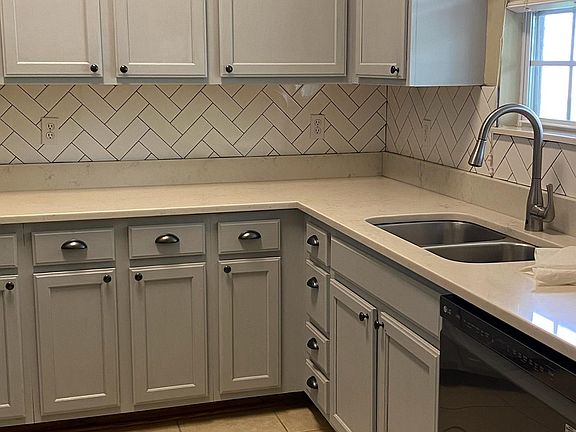 3rd image of 810 Coleville Way