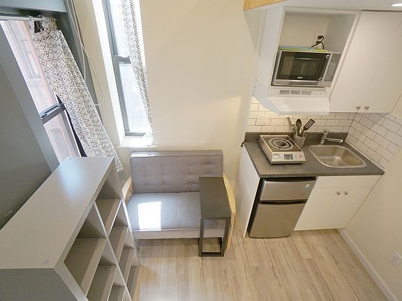 4th image of 360 W 45th St #E15
