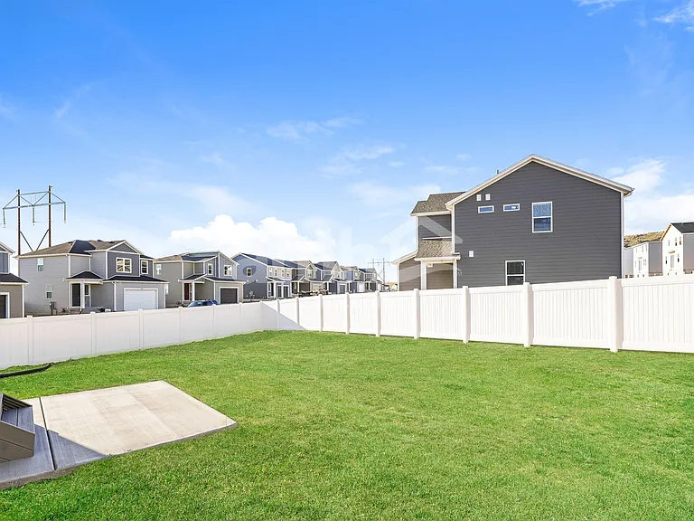 1323 W Mahogany St — Photo 4