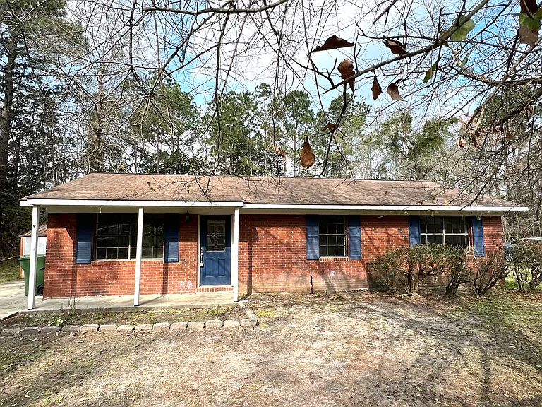 1097 Live Oak Dr — Photo 1