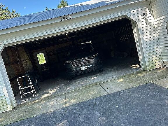 Garage 589 square ft