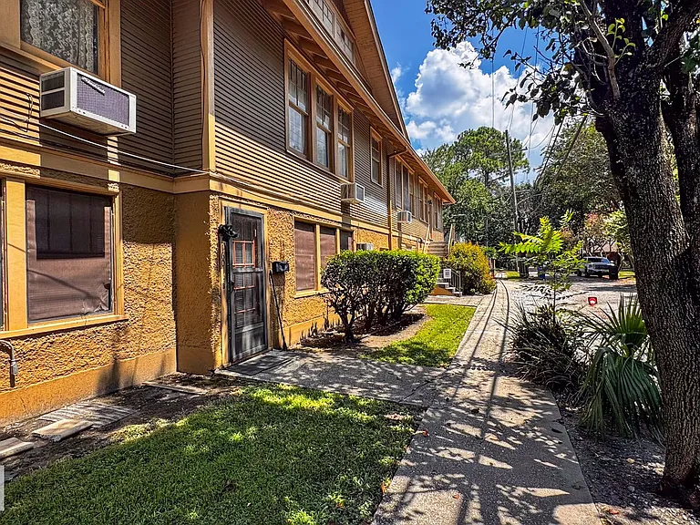 Spacious 3bd/3ba on Broadway! — Photo 1