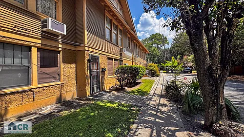 Spacious 3bd/3ba on Broadway! Photo 1