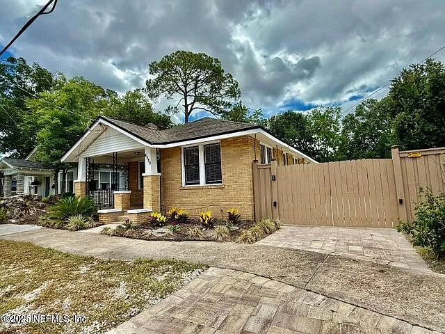 3 bed, 2.0 bath, 1252 sqft, $2,350 — Photo 2