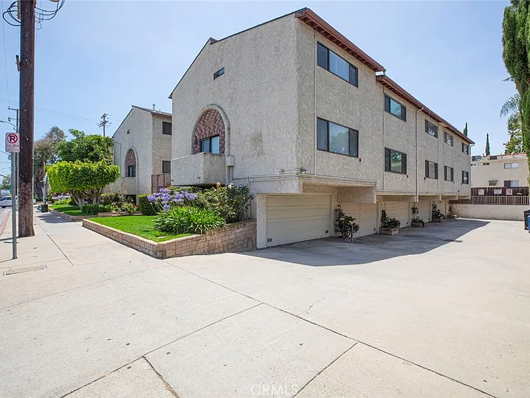 7409 Woodman Ave — Photo 1