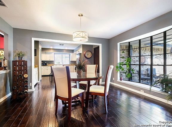 4th image of 2518 Lovetree St