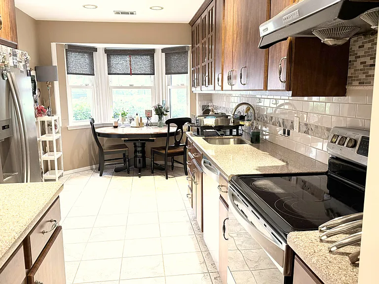 21 Manors Dr — Photo 3