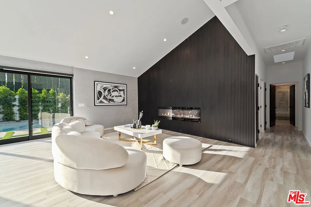 Building Photo - 5301 Crebs Ave #1-2