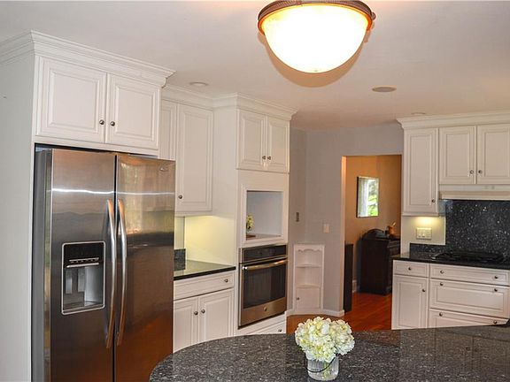 4th image of 1 Surrey Ln