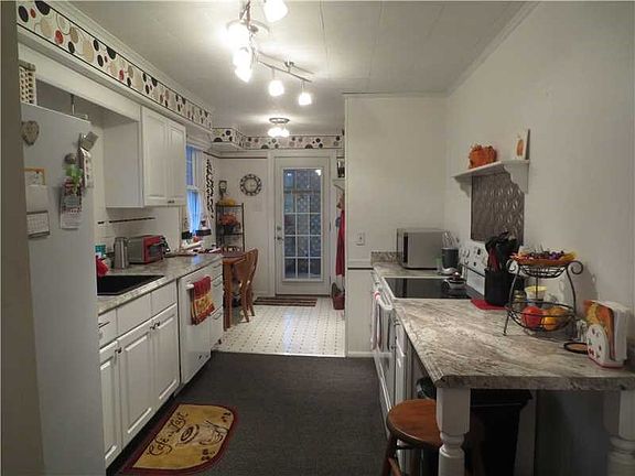 5th image of 81 Maple Avenue Ext