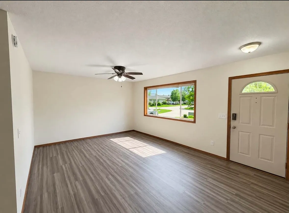4 bed, $1,600 — Photo 2