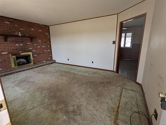 4th image of 610 N Deneen St