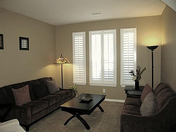 3rd image of 1021 Pleasanton Dr