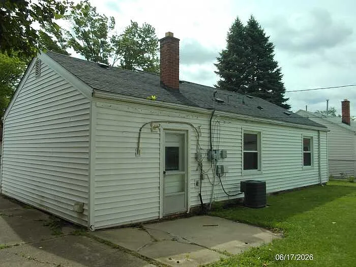 3 bed, 1.0 bath, 1000 sqft, $1,400 — Photo 3