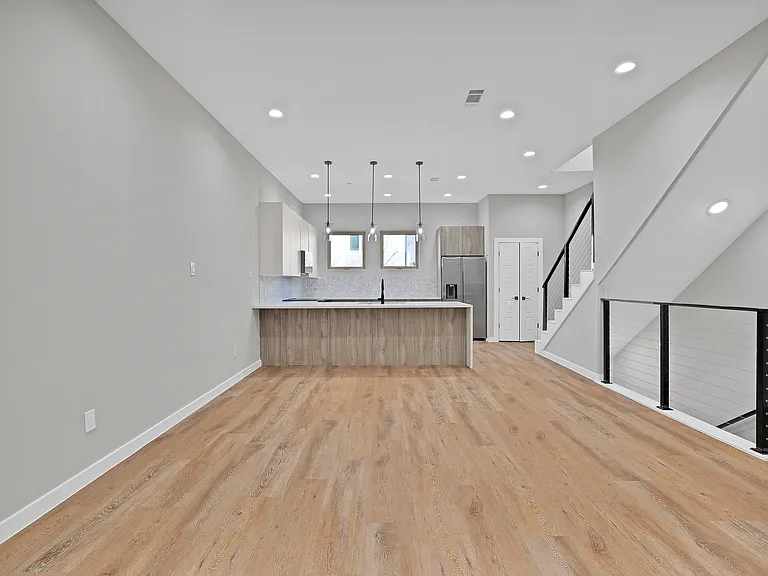 2815 Weisenberger St #201 — Photo 4