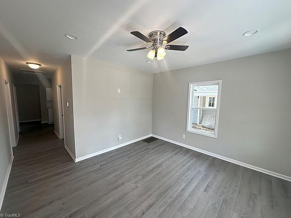 4th image of 1304 Grove St