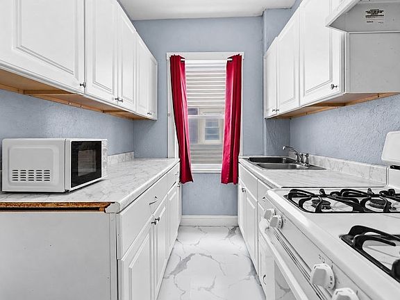 4th image of 121-129 Fulton St