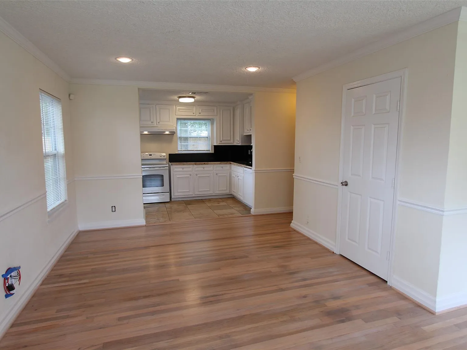 3 bed, 1.0 bath, 1330 sqft, $1,950 — Photo 2