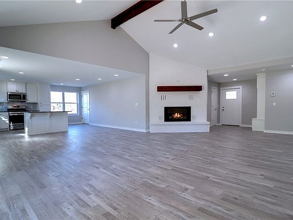 4th image of 2904 E Blue Hill Dr