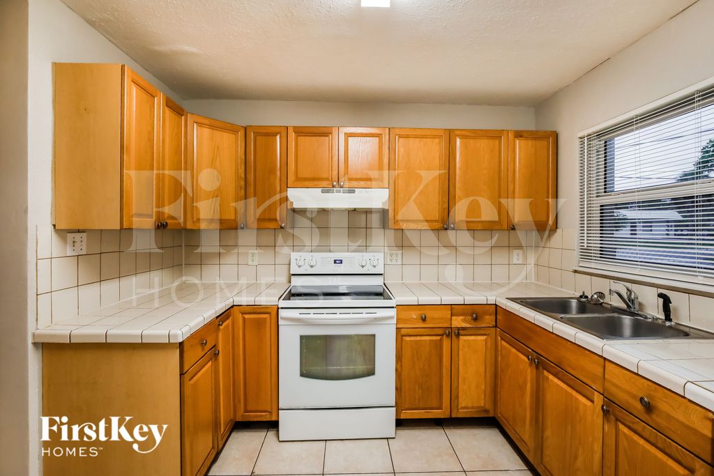 800 SW 9th Ct, photo 8