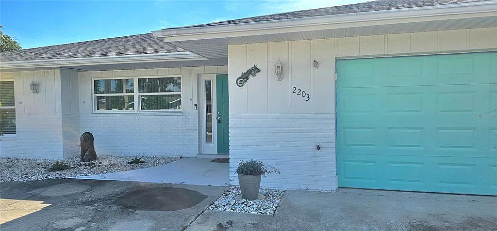 3 bed, 2.0 bath, 2013 sqft, $4,300 — Photo 2