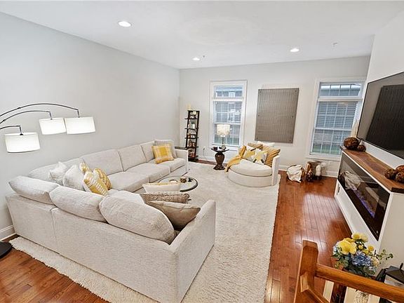 5th image of 304 College Ave