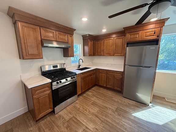 3rd image of 1048 Aileen St #C
