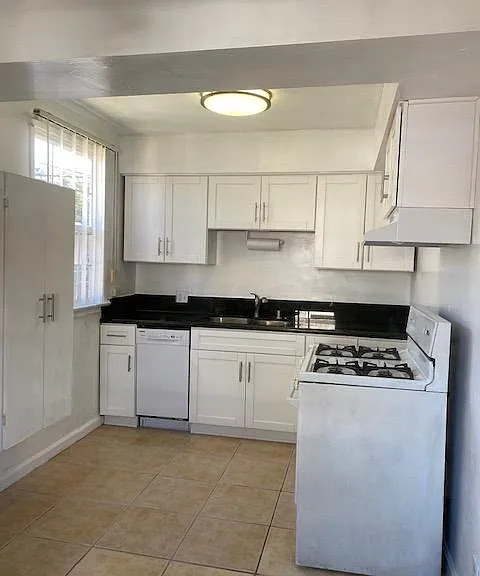 7004 1/2 Hazeltine Ave #4 — Photo 6