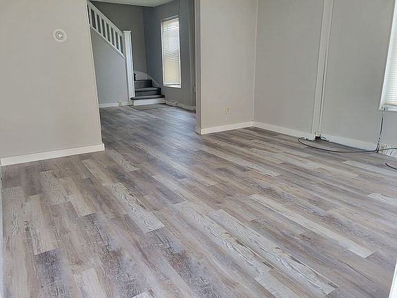3rd image of 910 N Refwal St