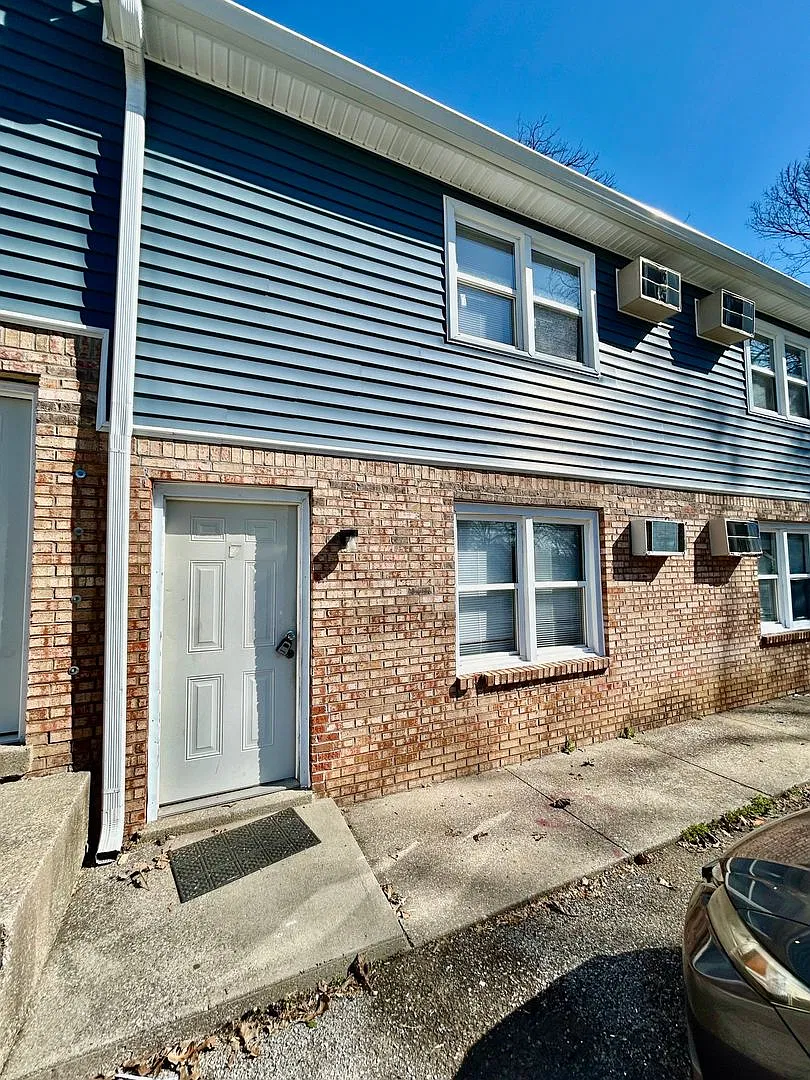 *October Move In Special* - 2 Bedroom In Versailles — Photo 2
