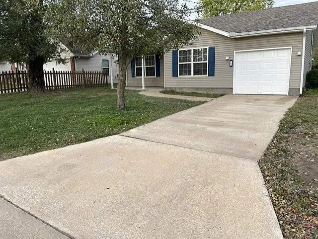 3 bed, $1,400 — Photo 3
