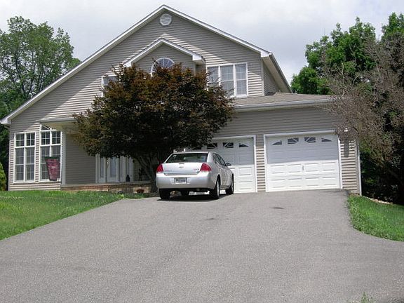 2nd image of 870 Wytheview Dr