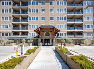 30 Discovery Ridge Close SW #203, Calgary, AB T3H5X5