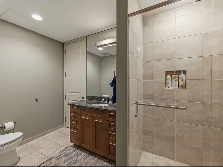 700 W 31st St #404 — Photo 22