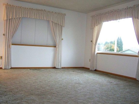 Spacious & bright living room