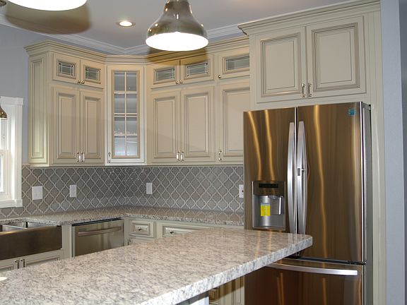 5th image of 2411 Ashmore Ave