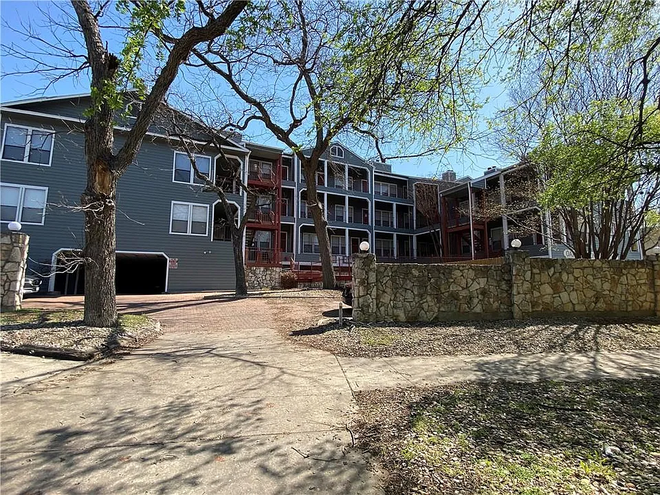 2901 San Jacinto Blvd