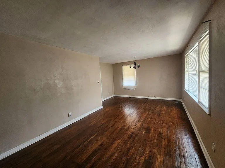 3128 Carver St — Photo 3