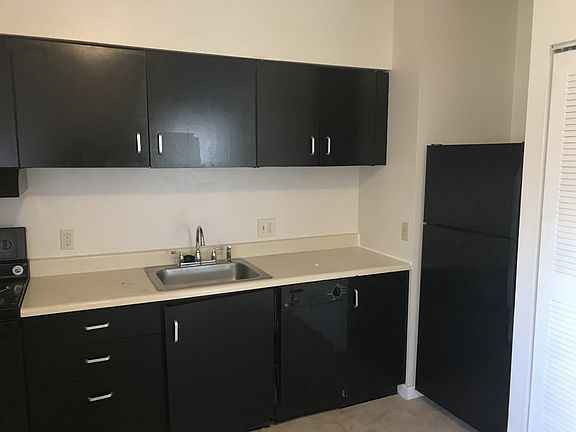2nd image of 5574 Pershing Ave APT 21