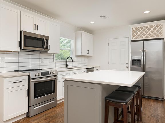 2nd image of 1101 Queens Dr