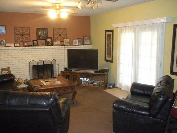 Family Room/Fireplace