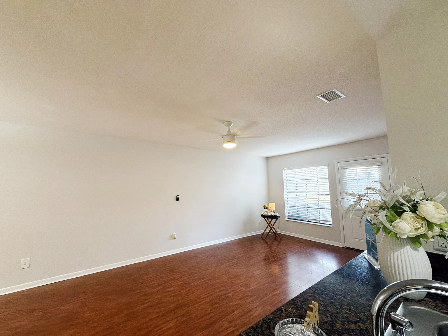 2 bed, 1050 sqft, $2,150 — Photo 4
