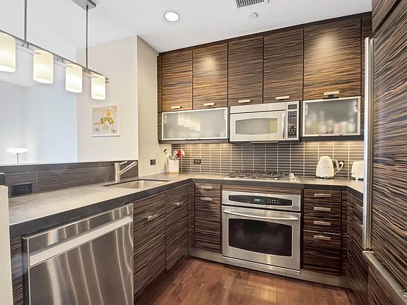 5th image of 101 W 24th St APT 24E
