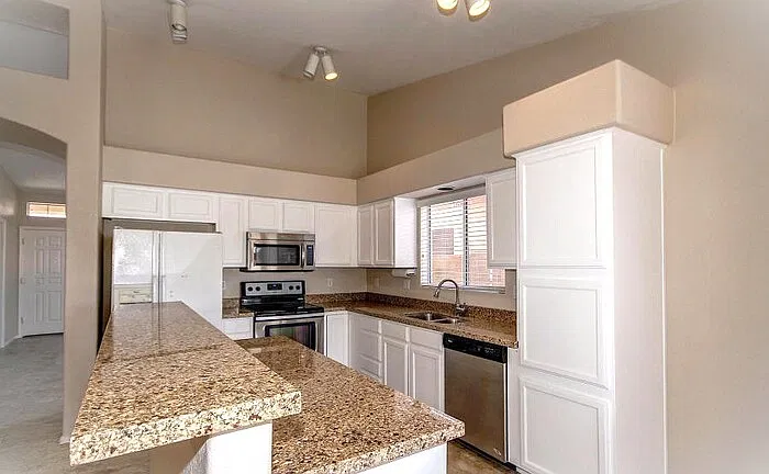 3 bed, 2.0 bath, 1746 sqft, $2,300 — Photo 4