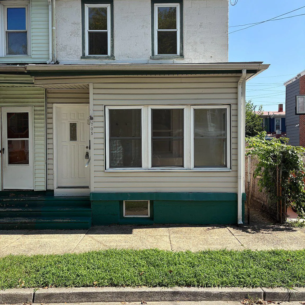 3 bed, 1.0 bath, 1184 sqft, $2,200 — Photo 1