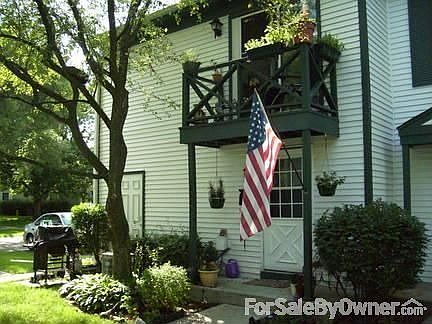 Front entry : Courtyard entry.