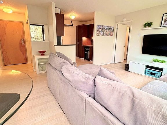 4th image of 2020 SW Main St Unit 402