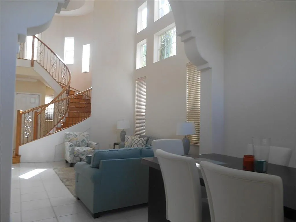 4 bed, 3.5 bath, 3263 sqft, $5,500 — Photo 2