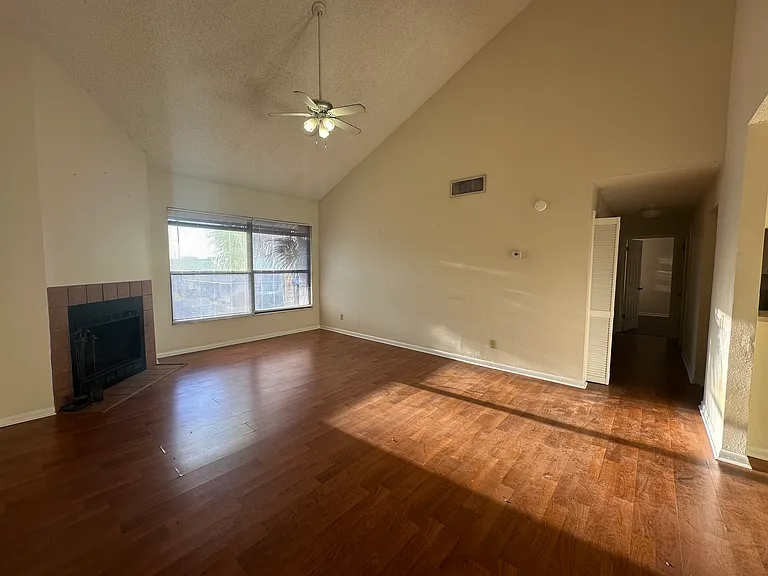2050 San Marcos Dr SE #214 — Photo 2